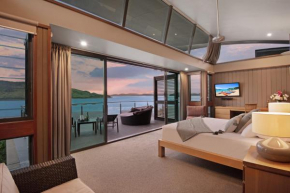 Yacht Club Villa 33 - Serenity - 4 Bedroom 4 Bathroom House Ocean Views 2 Buggies, Hamilton Island
